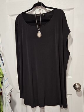 IMAN Black Flowing Tunic Top
